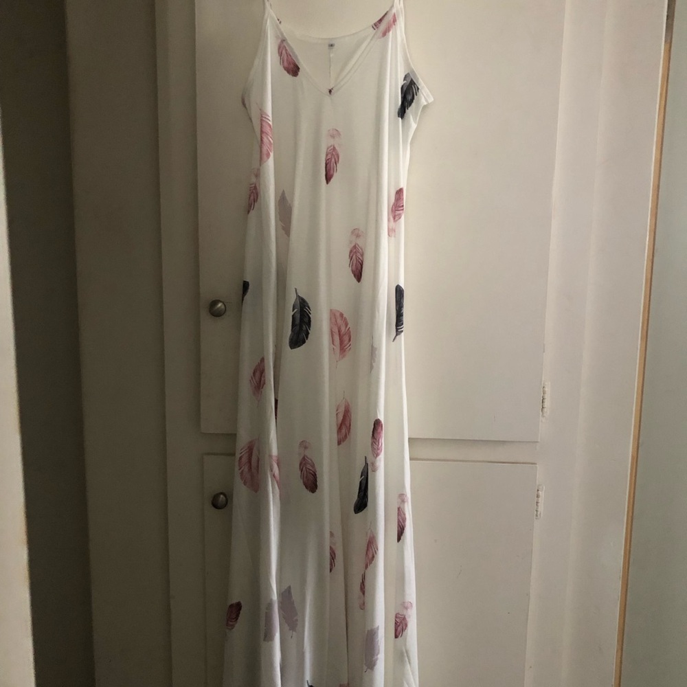 Elegant White Maxi Dress with Feather Print
